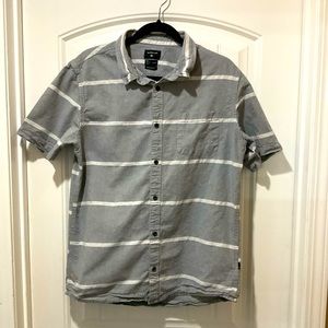 Quiksilver Short Sleeve Regular Fit Button Up Top. Size Medium